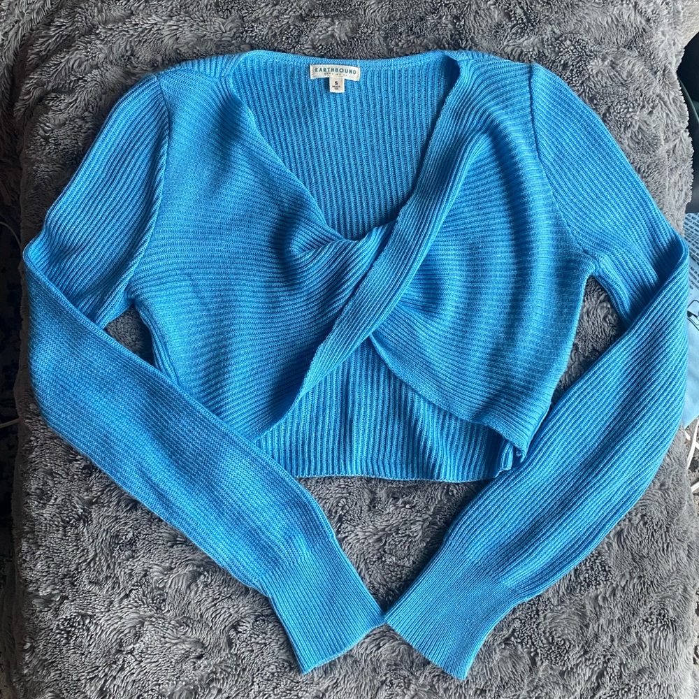 Cropped twist/wrap sky blue sweater top small earthbound